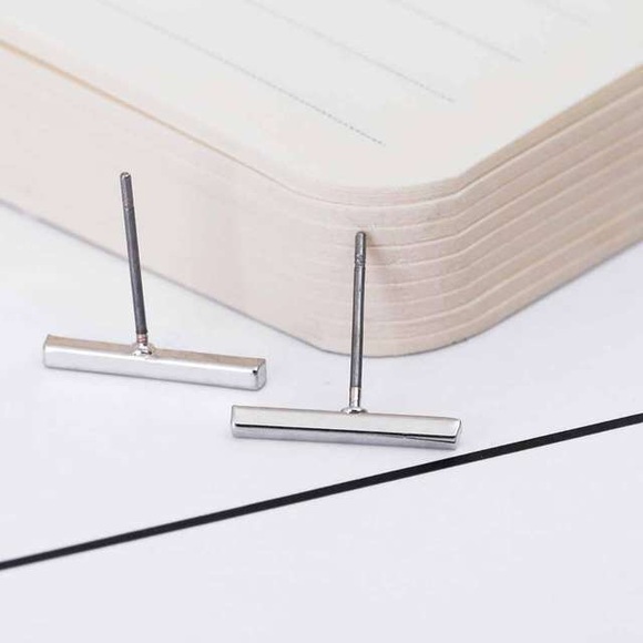 Silver bar stud earrings - Picture 3 of 3